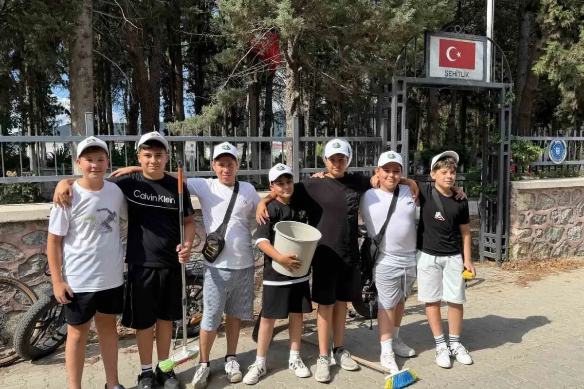 Küçük yüreklerden büyük vefa: Şehitliği temizleyip güllerle donattılar