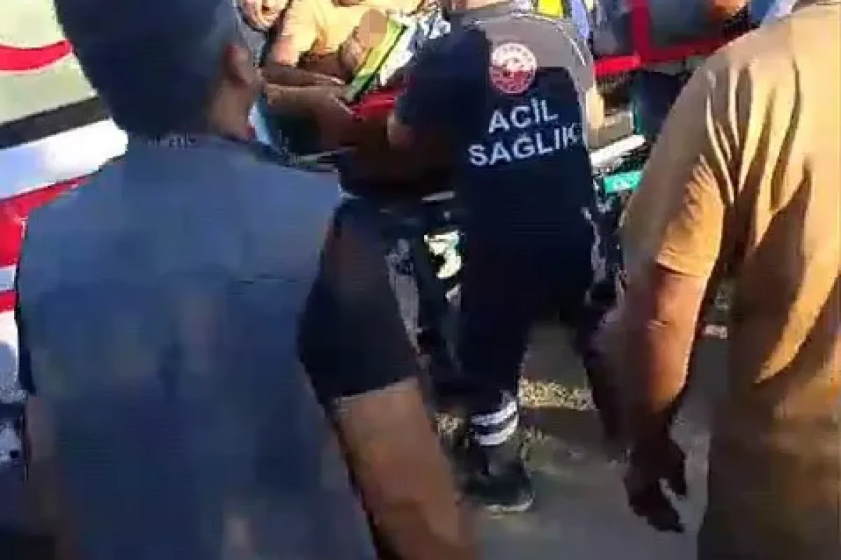 Freni boşalınca hareket eden traktörünün altında kalan sürücü ağır yaralandı