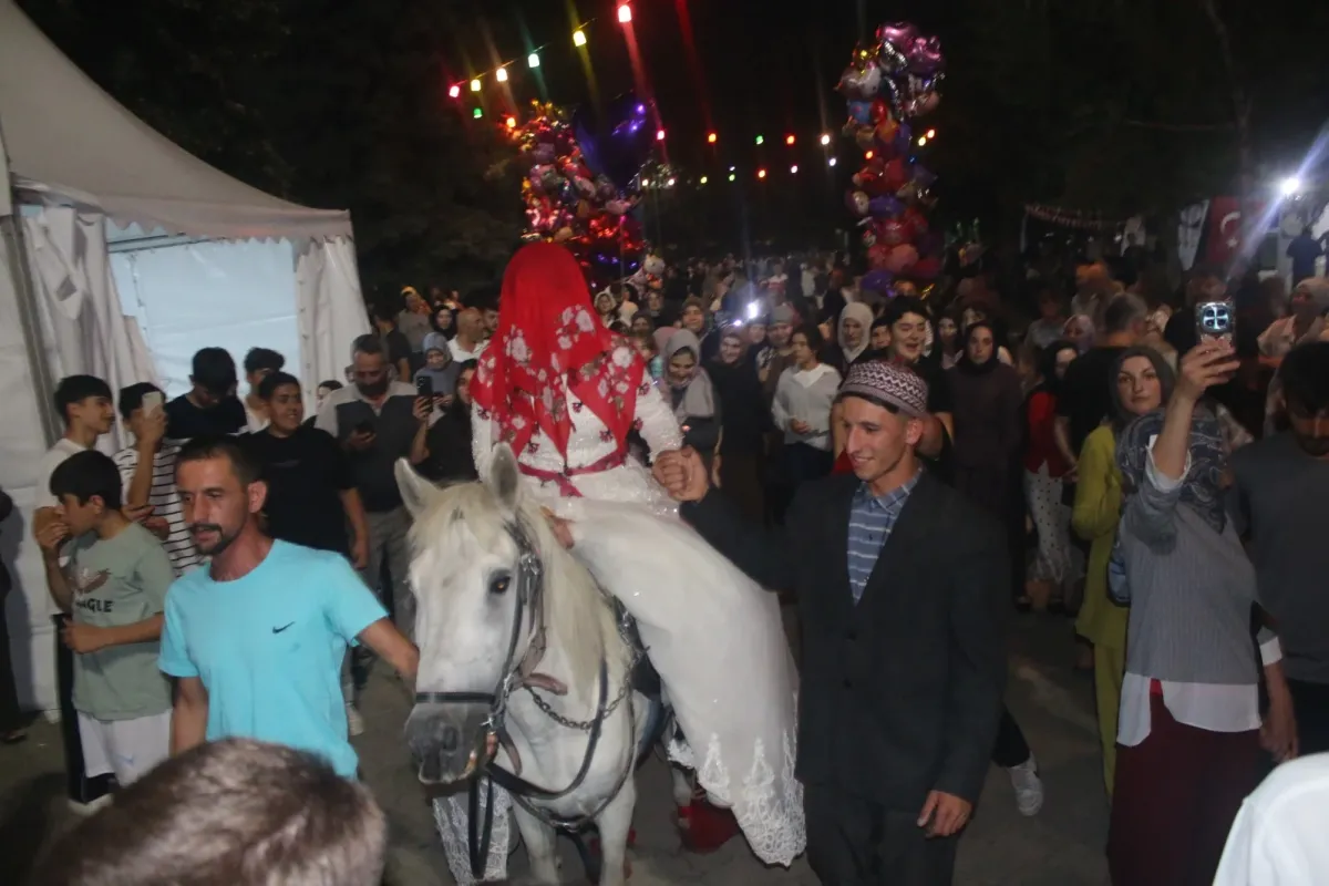 İnegöl'de At ile Gelin İndirme Geleneği Festivale Damga Vurdu