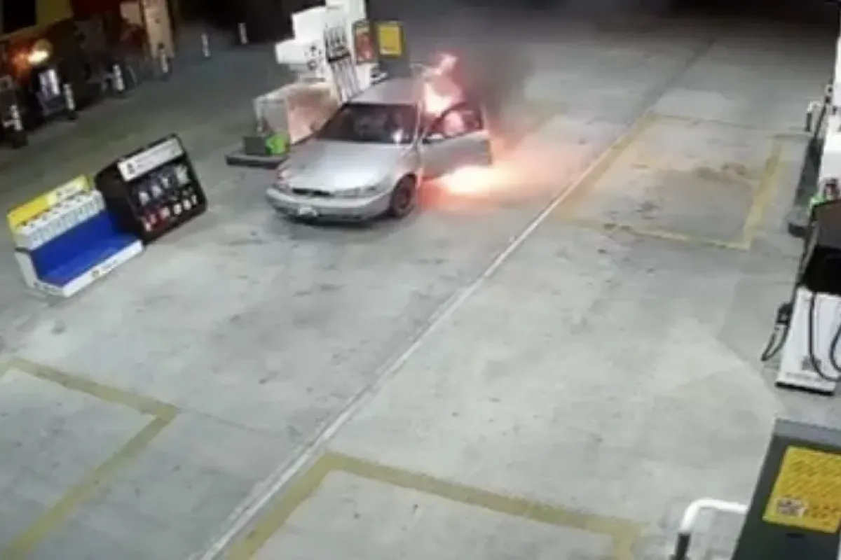 Yakıt almaya geldi, aracı alev topuna döndü
