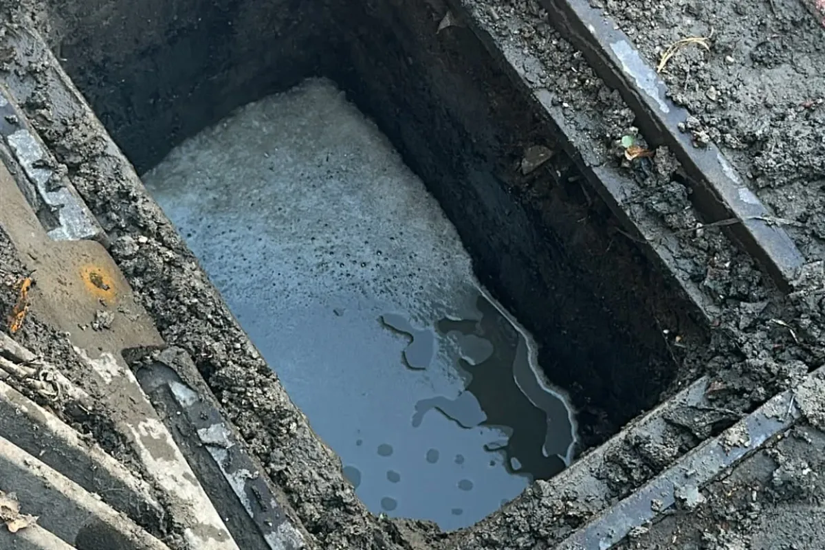 İnegöl’ün İşlek Caddesinde 7 Aylık Tıkanıklığı Esnaf Temizledi