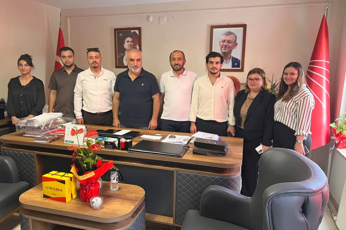 CHP İnegöl İlçe Binasında Dikkat Çeken Detay! Özgür Özel'in Fotoğrafı Kaldırılmadı