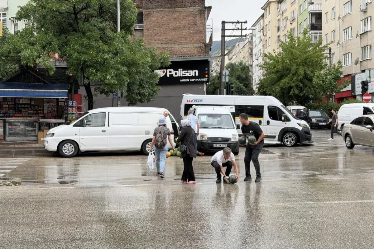 Karpuzlar caddeye saçıldı! Vatandaşlar seferber oldu