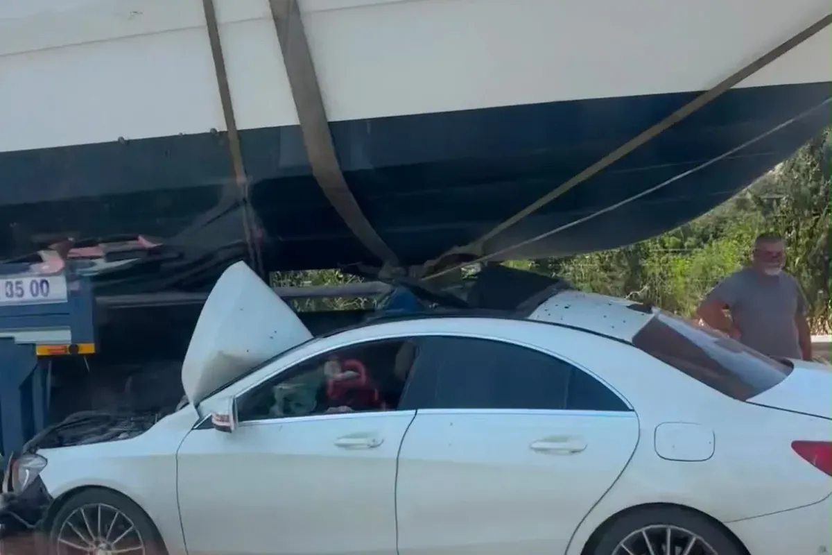 İzmir-Çeşme Otoyolu’nda otomobil tekne yüklü çekiciye çarptı
