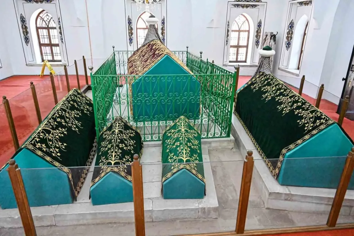 Bursa’da hanedan türbelerindeki puşideler yenileniyor