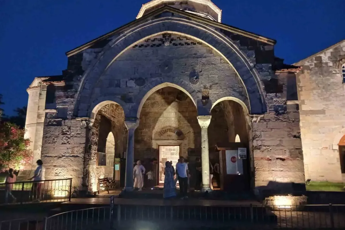 Akşamları ışıklandırılan Ayasofya ziyaretçileri hayran bırakıyor