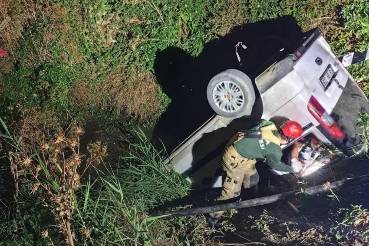 İnegöl'de Can Pazarı! Dereye Uçan Araçtan Yaralı Kurtarıldı