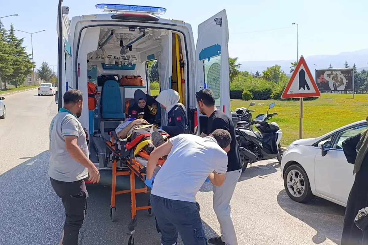 Otomobile çarpan motosiklet sürücüsü ağır yaralandı