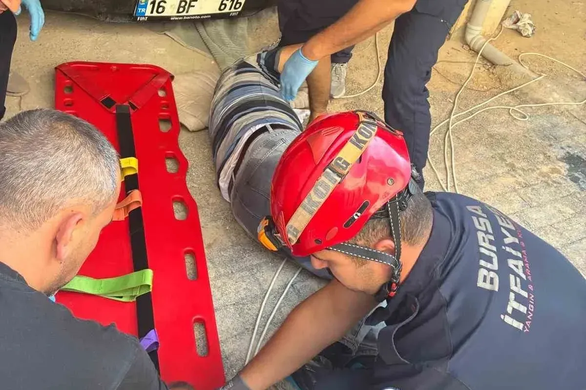 İnegöl’de kriko devrildi: Sürücü otomobilin altında sıkıştı