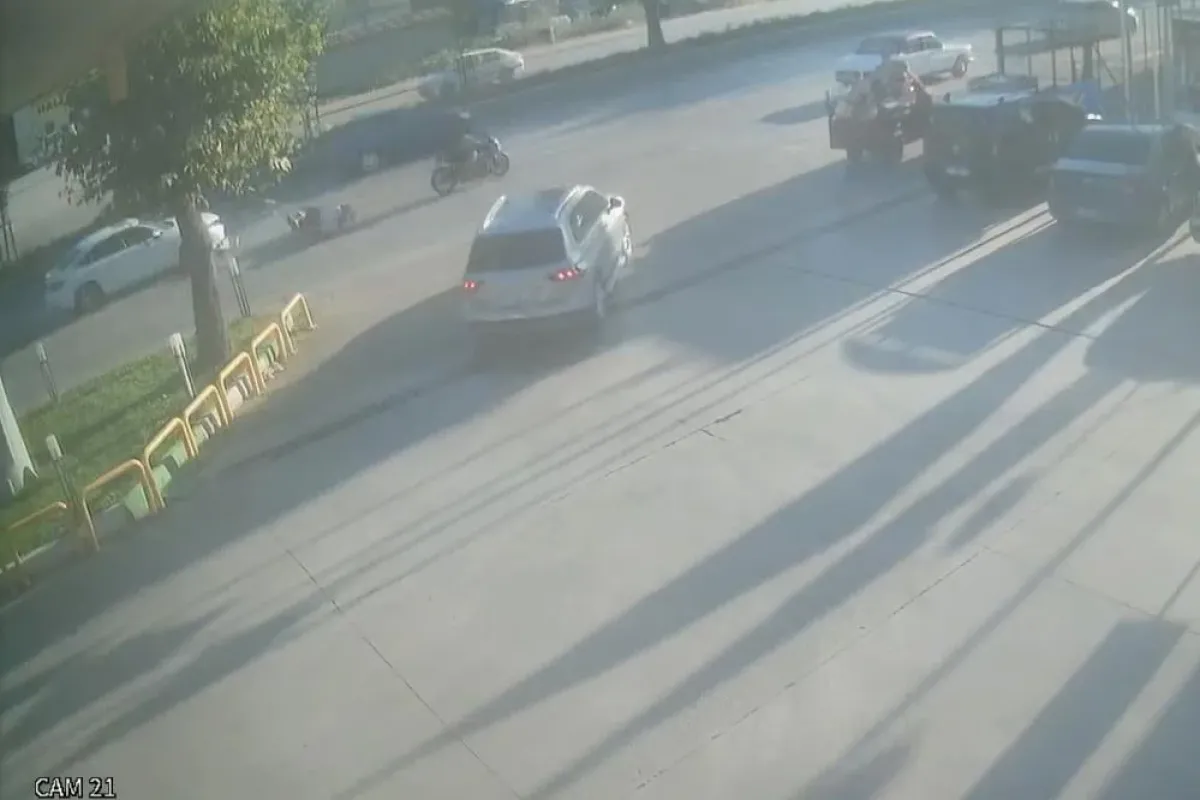 Araca çarpan motosikletli metrelerce sürüklendi