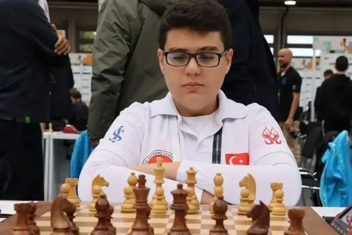 15 Yaşındaki Türk Büyükusta Dünyanın Zirvesine Çıktı
