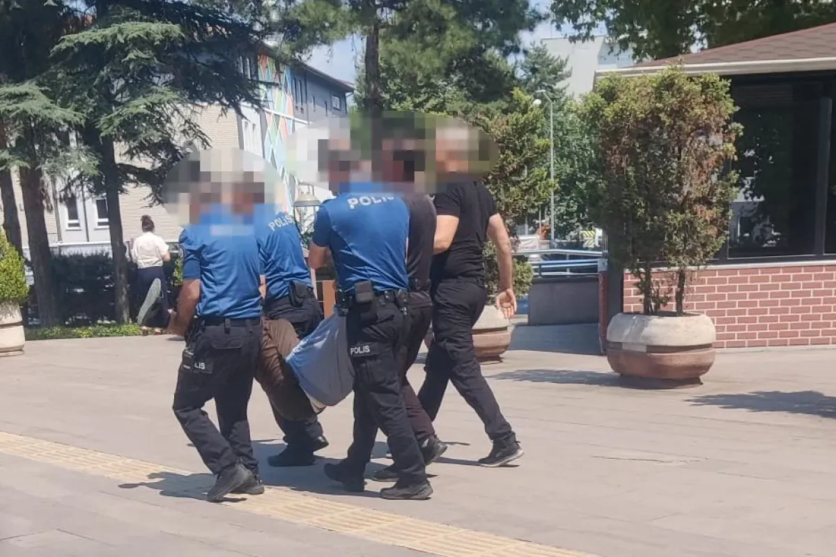 Adliye bahçesinde sıcak dakikalar Polis ne yaptıysa ikna edemedi