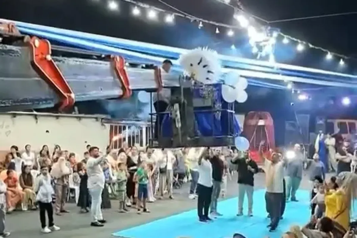 Gelin ile Damat Bu Kez Yürümedi! Sahneye Vinçle İndiler