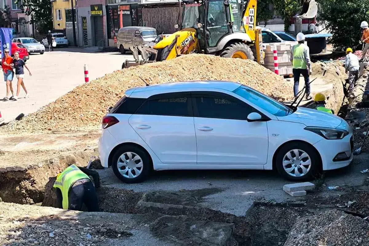 Araç sahibine ulaşılamayınca otomobilin etrafını kazdılar