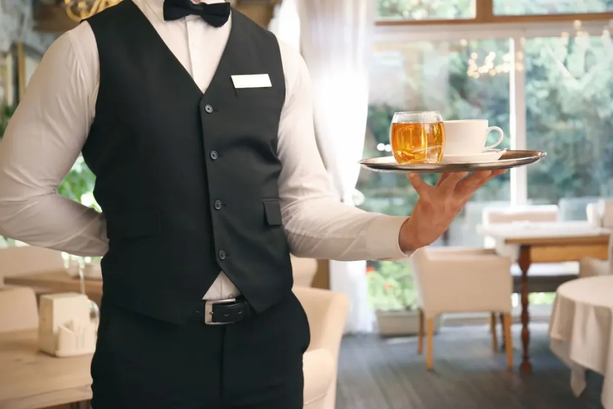 10 Yıllık Garsona Mahkemeden Emsal Karar! Çay Servisi işinden etmişti
