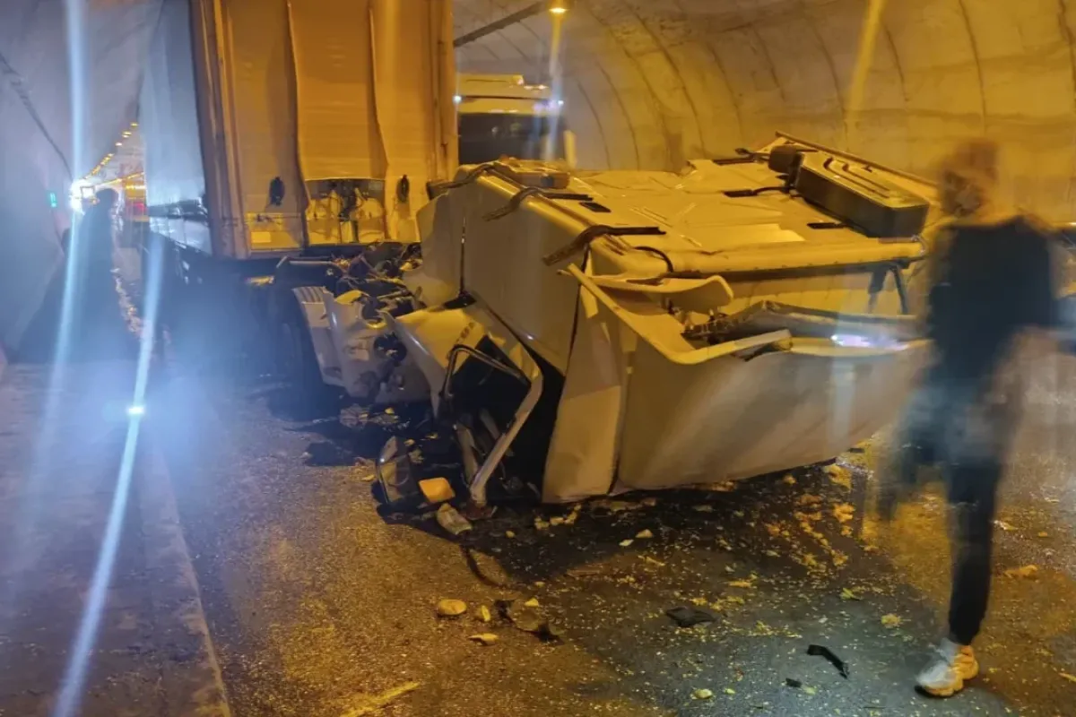 Otoyolda feci kaza! Tırın kabini koptu, sürücü ağır yaralı