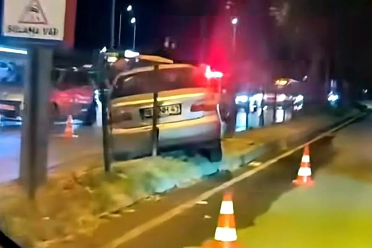 Kontrolden çıkan otomobil orta refüje çıktı
