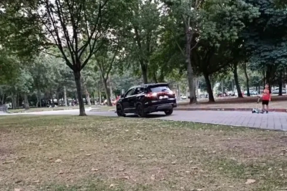 Kültür Park'a hem araçla girdi hem de yürüyüş yoluna park etti