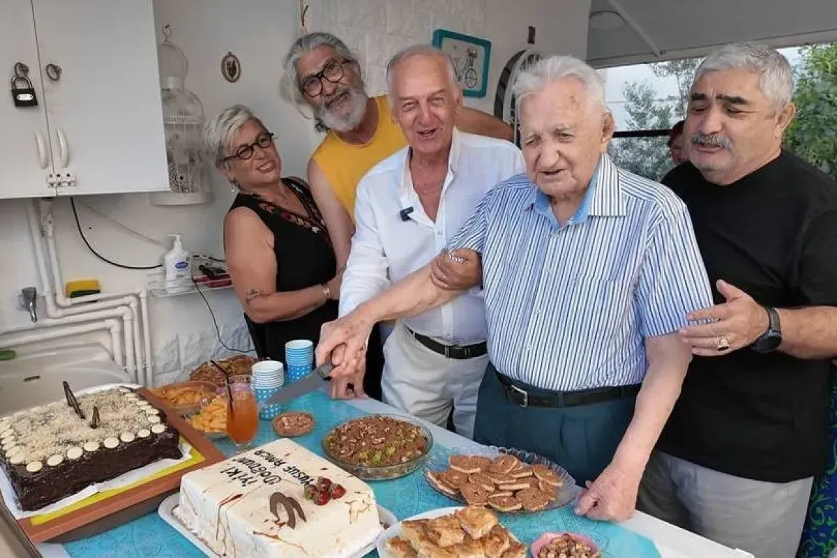 Asrı geride bıraktı, 101 yaşına komşularının alkışlarıyla girdi