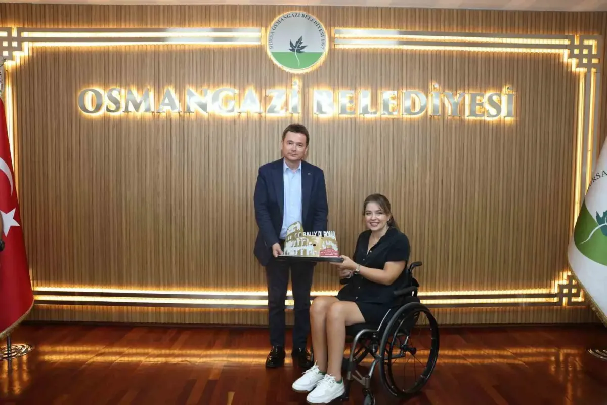 Osmangazi’nin başarılı pilotu kupayı başkan Aydın’la paylaştı
