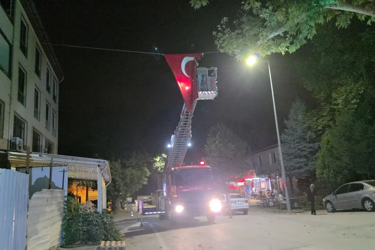 İnegöl Cerrah Mahallesi’nde gece yarısı Türk bayrağı hassasiyeti