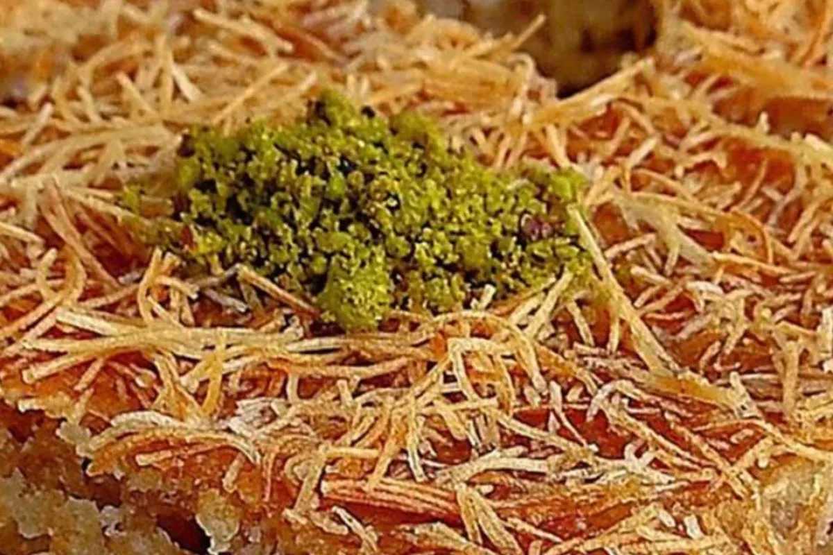 Gelinim Mutfakta irmikli kadayıflı pasta tarifi ve tam ölçülü yapılışı