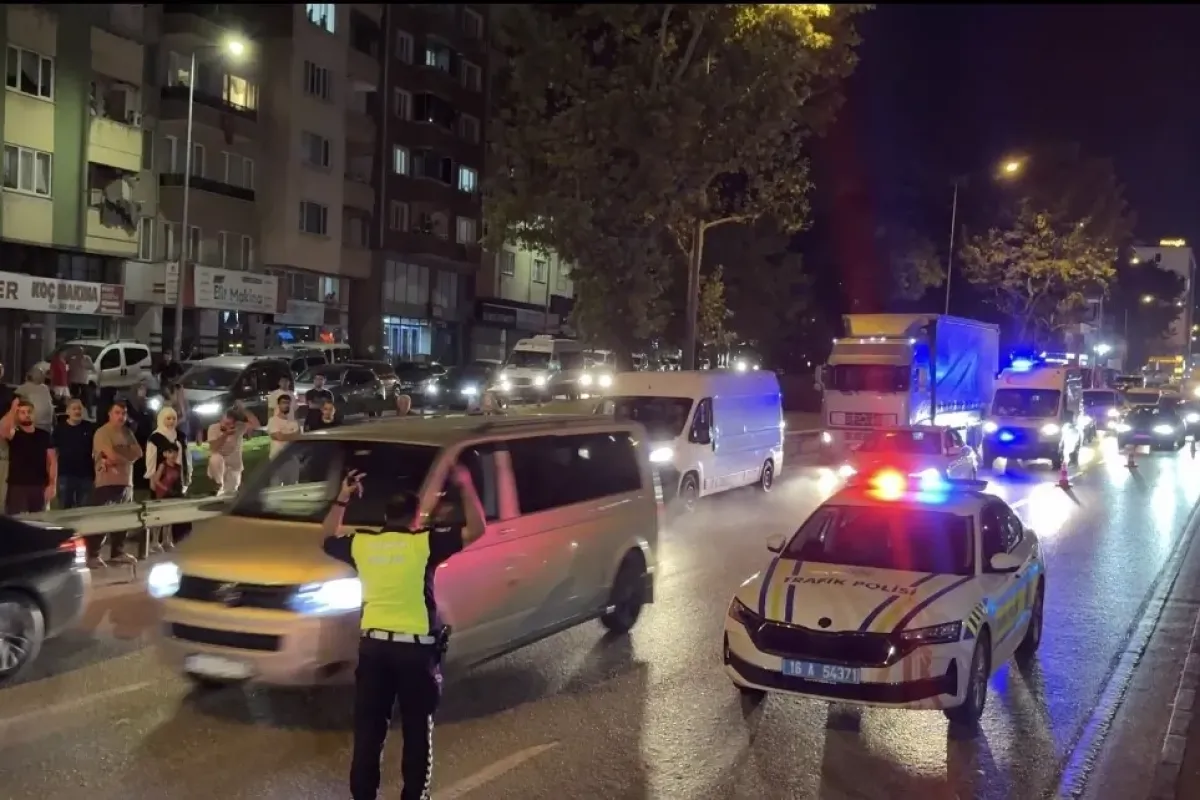 Bursa’da alkollü şahıs metro direğine çıktı: Ulaşım durdu, elektrik kesildi