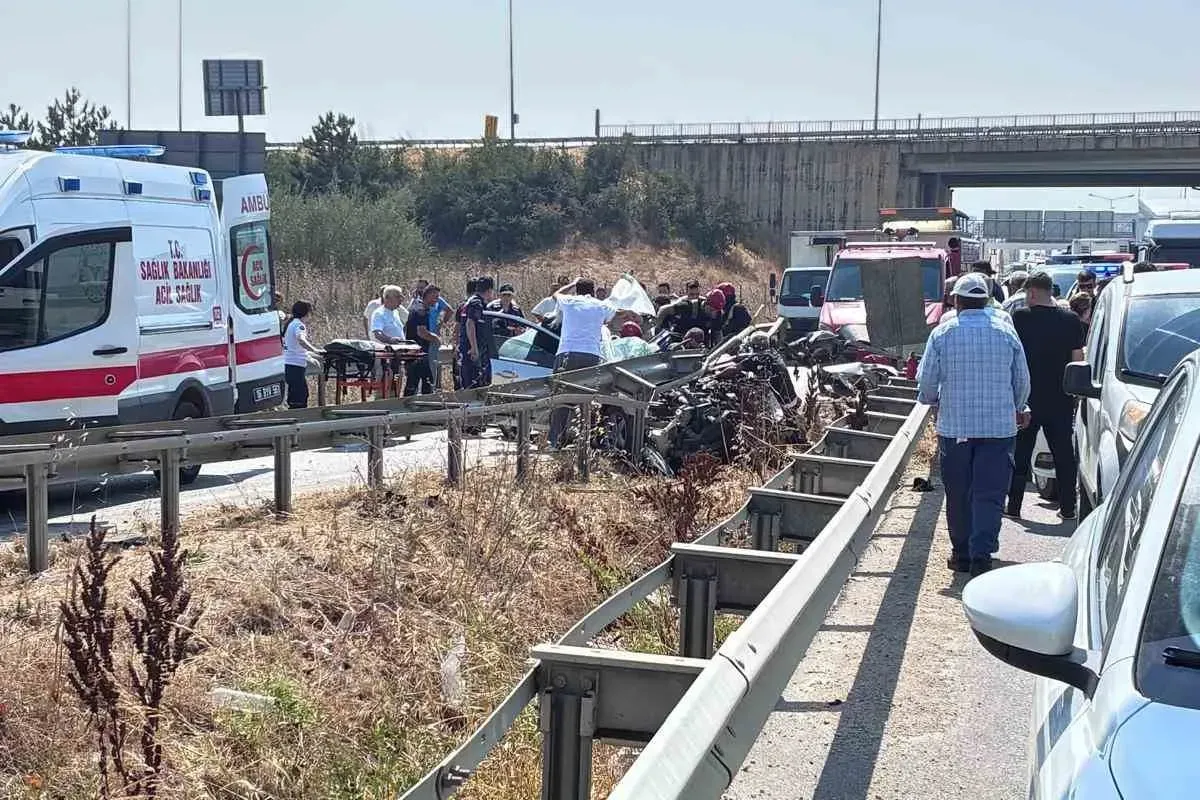Direksiyon hakimiyetini kaybeden otomobil bariyere girdi