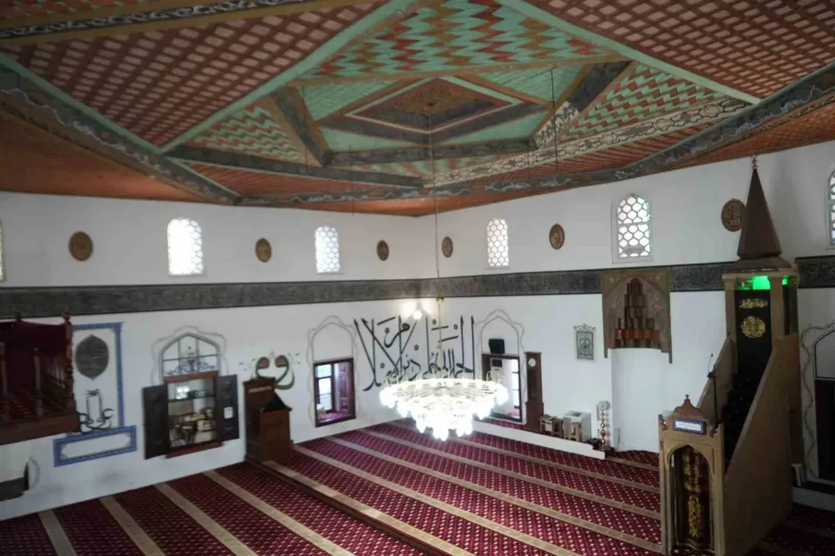 Kanuni Sultan Süleyman’ın damadı ve veziri olan Rüstem Paşa’nın adına yaptırdığı cami, 510 yıldır muhteşem yapısıyla göz kamaştırıyor