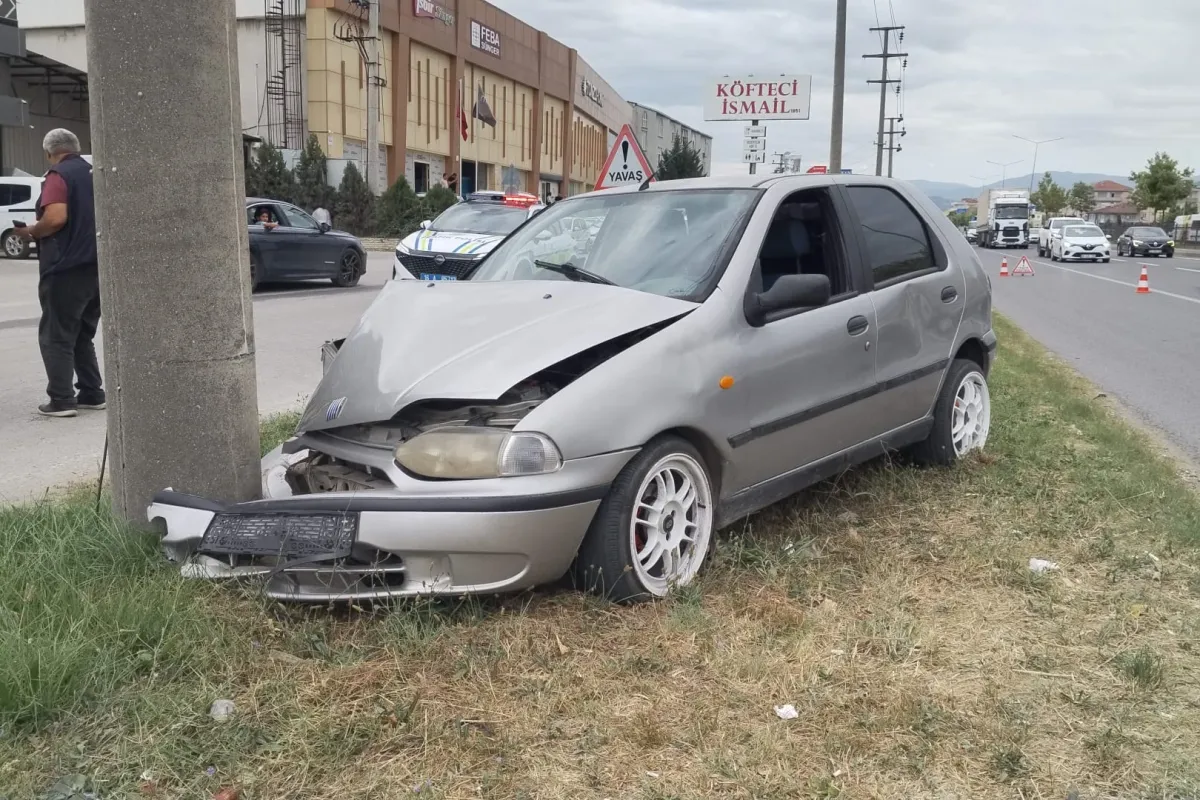İnegöl'de otomobil yoldan çıktı: Sürücü yaralandı