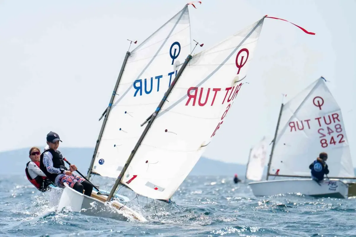 14. Tayk-Eker Olympos Regatta’da genç yelkenciler rüzgarla mücadele ediyor