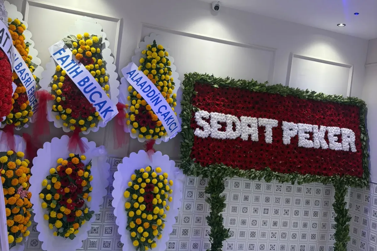 İnegöl’deki düğüne Sedat Peker ve Alaattin Çakıcı’dan çelenk