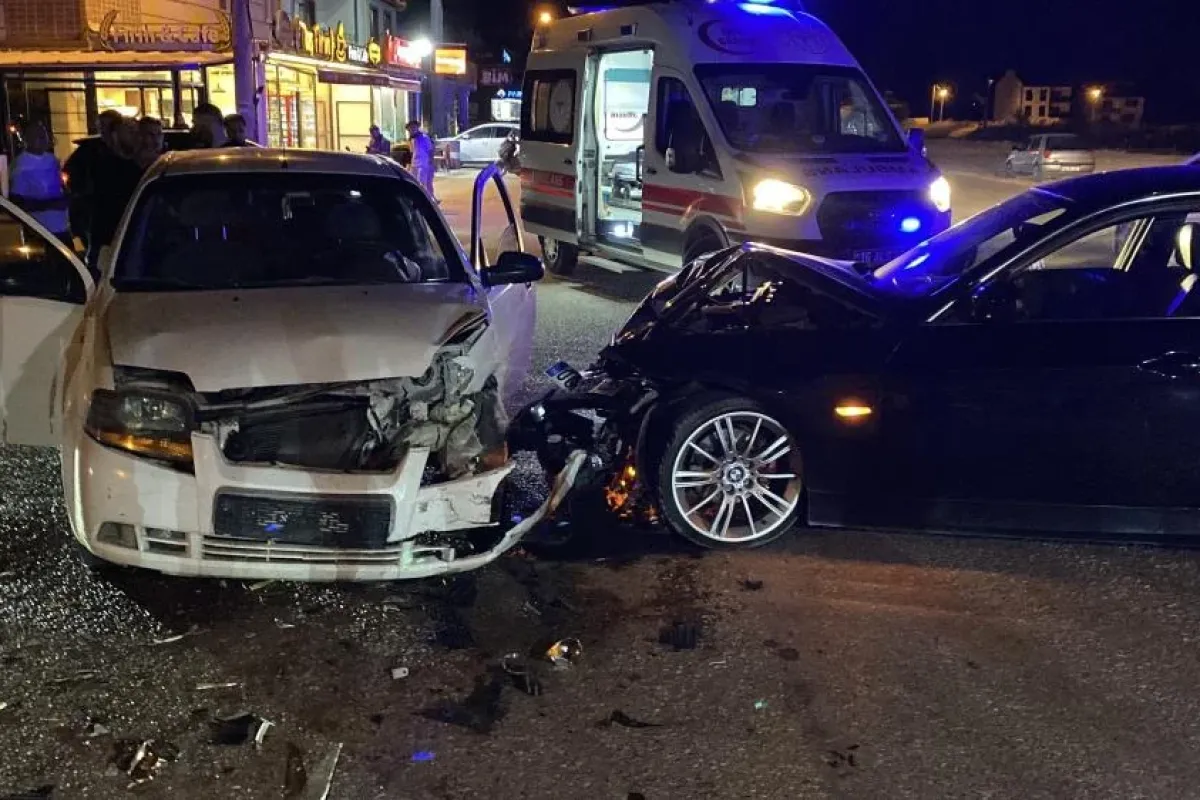 İnegöl’de korkutan çarpışma! İki araç kafa kafaya girdi