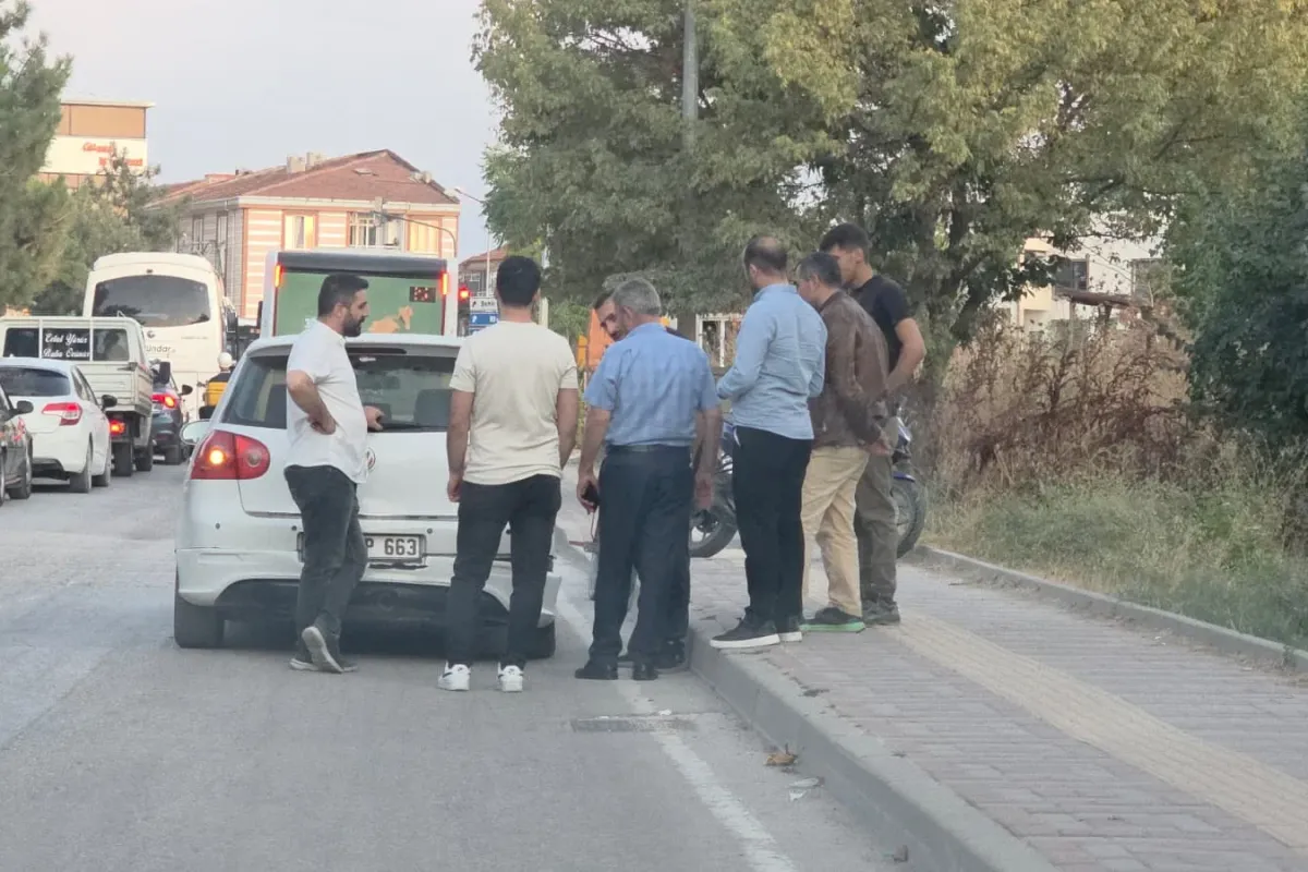 İnegöl’de otomobilin arkasına çarpan motosiklette 2 kişi yaralandı