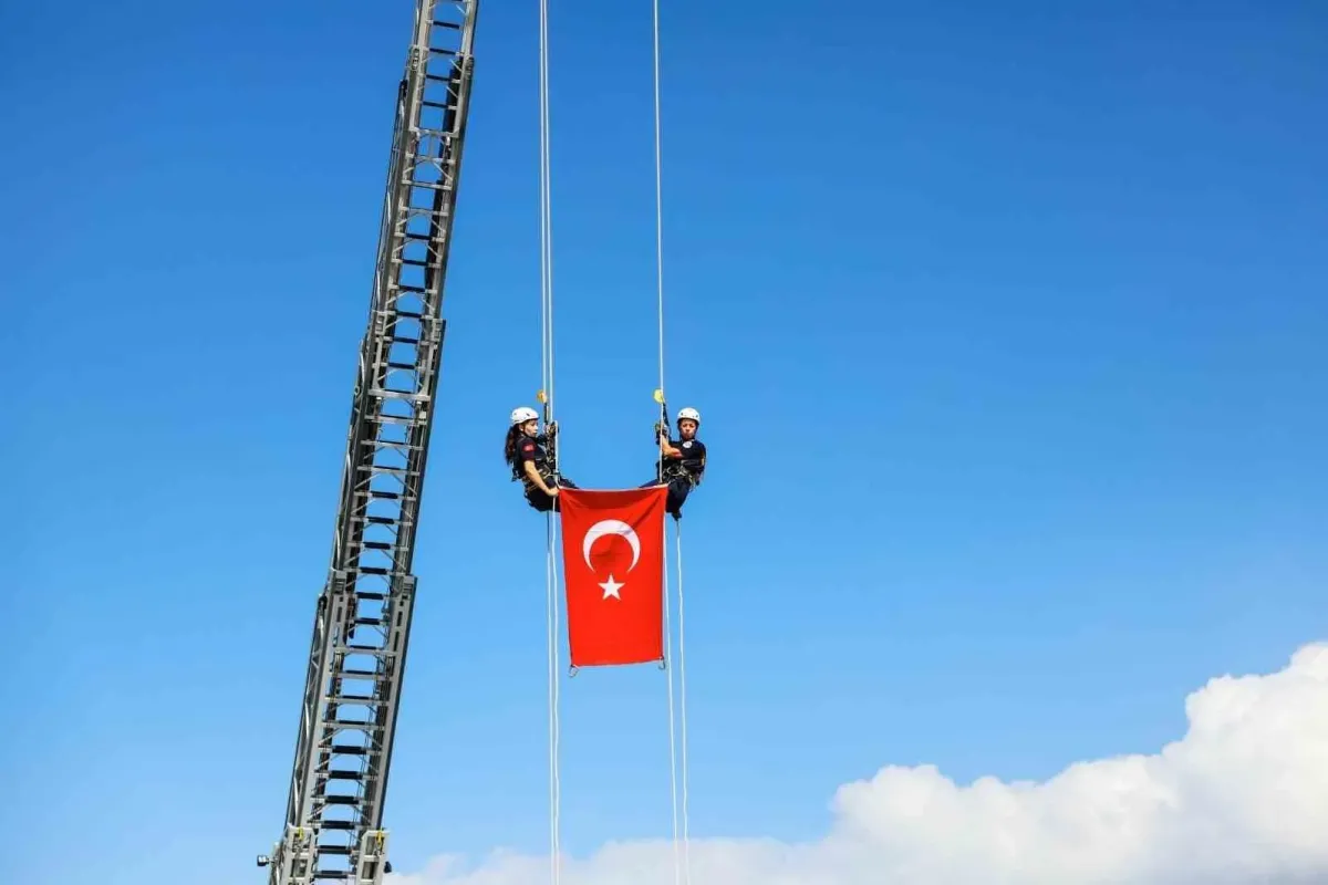 Bursa’da nefes kesen tatbikat; Türk bayrağı metrelerce yükseklikten indirildi