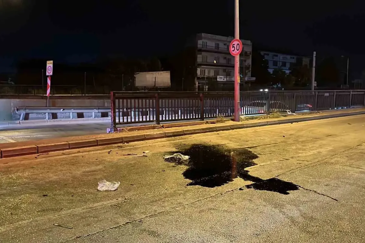 Bursa’da makas atan otomobil refüje çarptı: 17 yaşındaki sürücü hayatını kaybetti