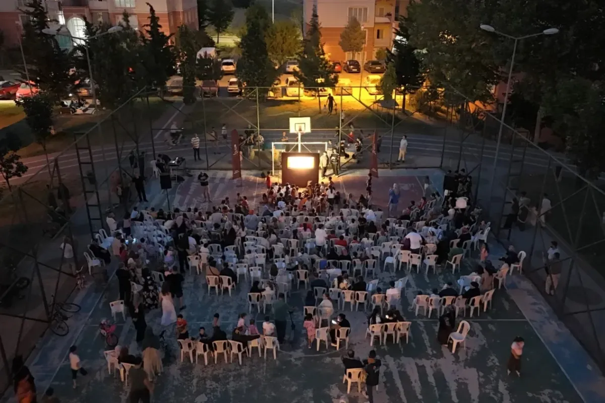 İnegöl’de ‘Karagöz’ün Salıncağı’ gölge oyunu çocuklarla buluştu