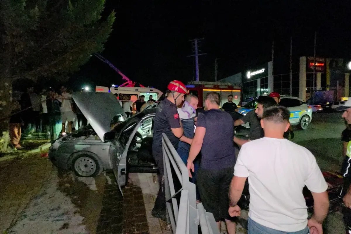 Kontrolden çıkan araç korkuluklara saplandı