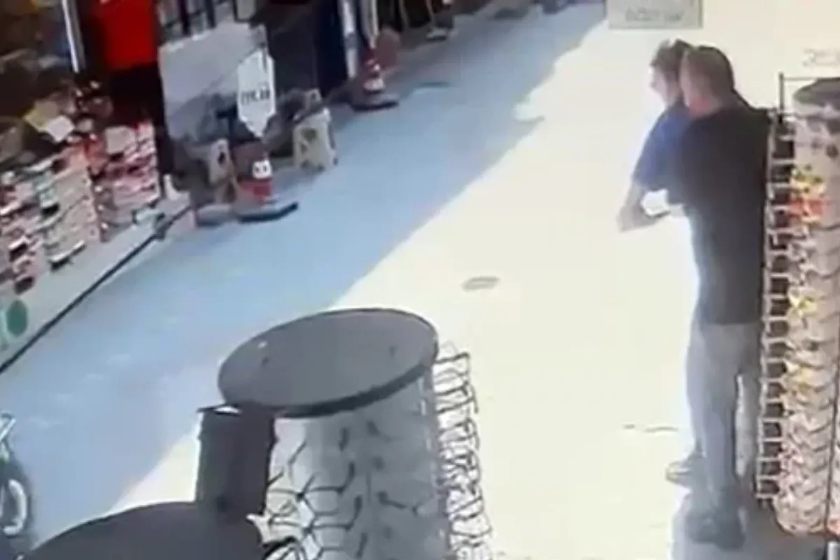 Durumu fark eden esnaf kuryeyi ölümden döndürdü