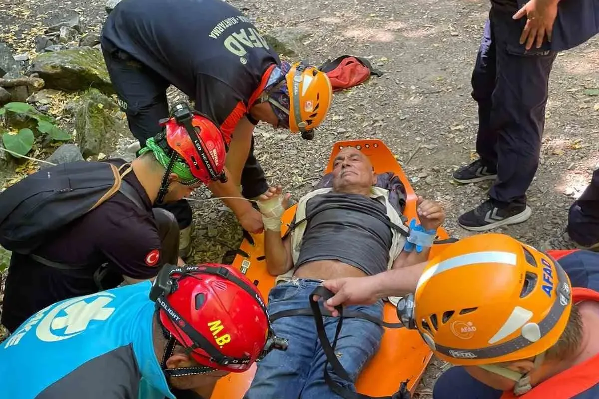 Uludağ’da can pazarı... Ayağı kırılan 75 yaşındaki adam 5 saatlik çalışmayla kurtarıldı