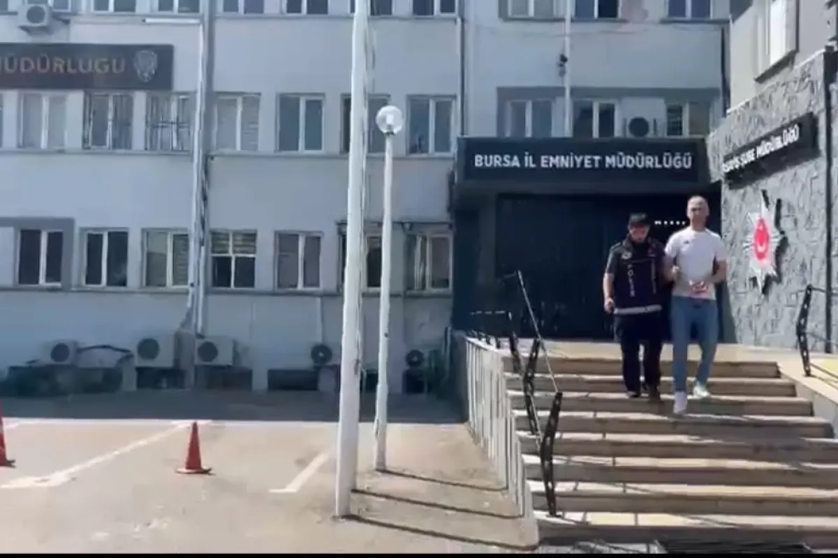 Çatıdan çatıya kaçmaya çalışırken yakalandı