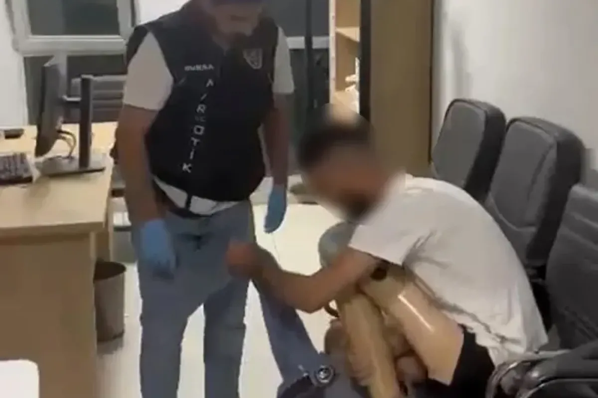 Protez bacağından uyuşturucu çıktı: 830 gram metamfetamin ele geçirildi