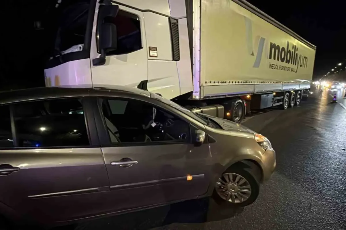 Tır otomobile çarpmasıyla maddi hasarlı kaza meydana geldi
