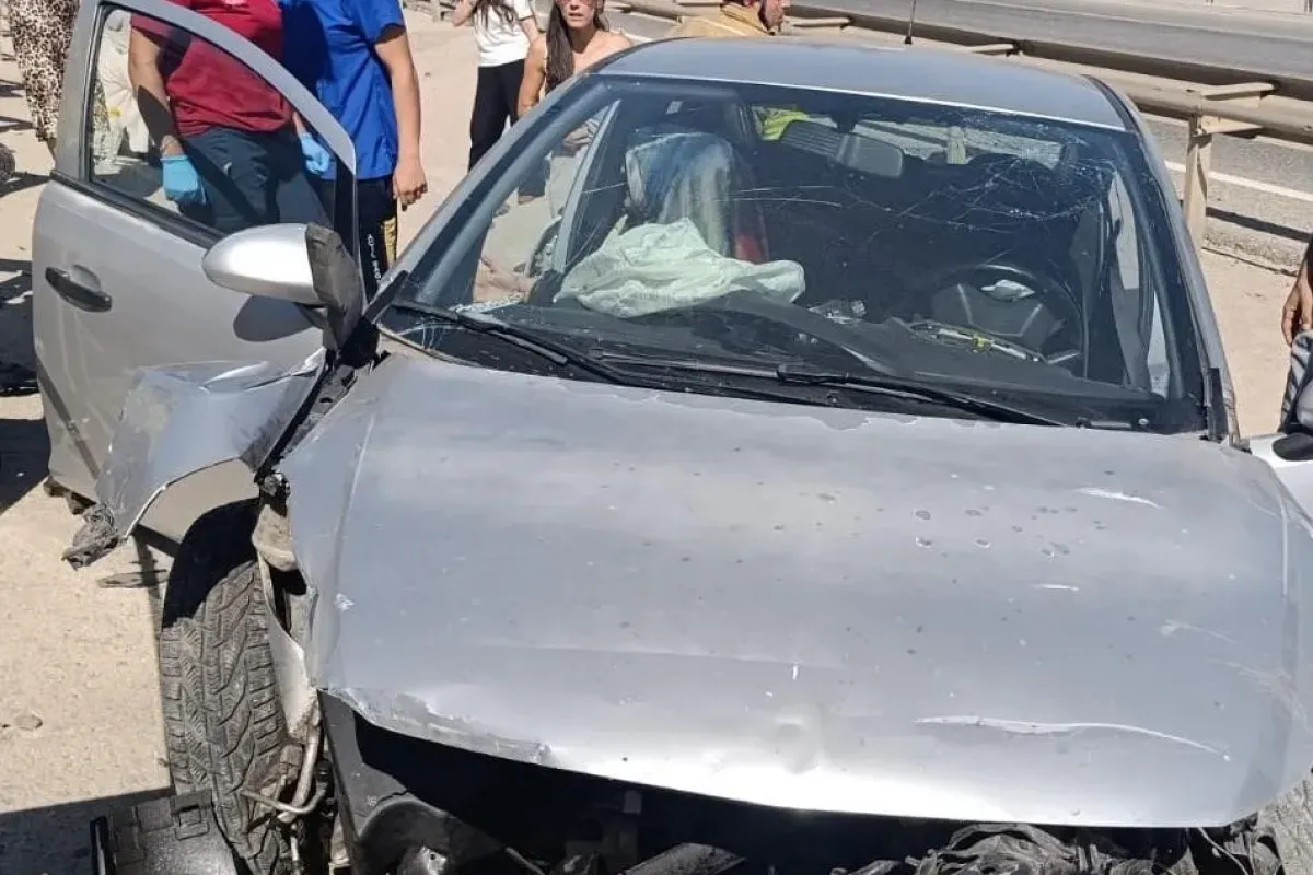 Otomobil bariyerlere ok gibi saplandı: O anlar kamerada