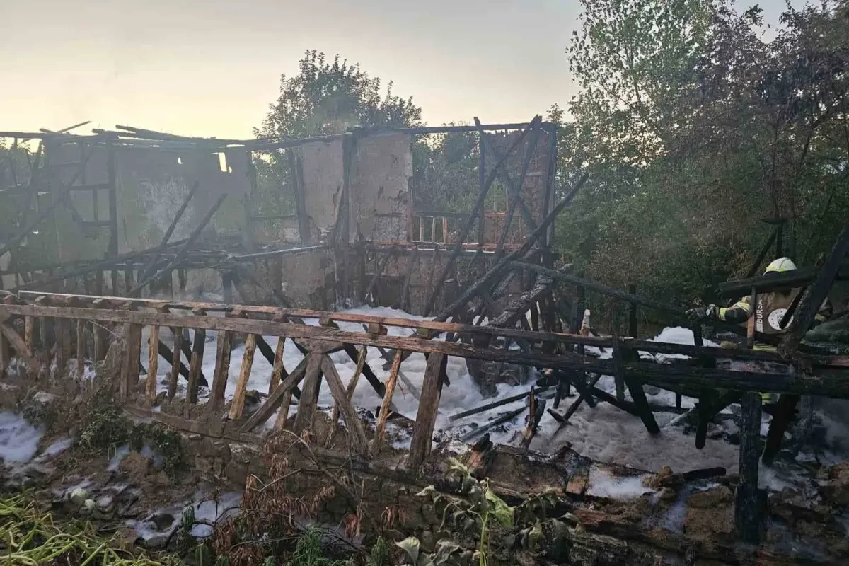 Bursa’da metruk bina alevlere teslim oldu