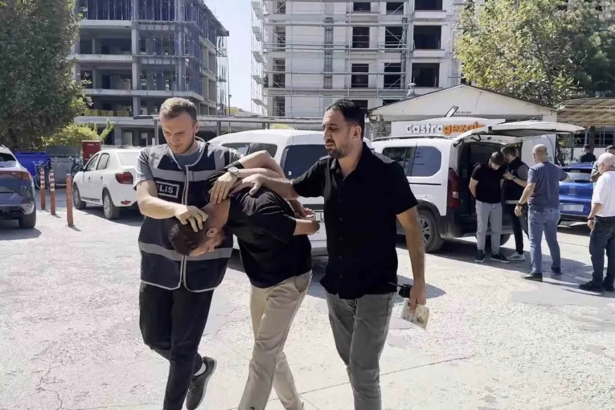 Polis kılığında yaşlı kadını dolandıran 2 şüpheli tutuklandı