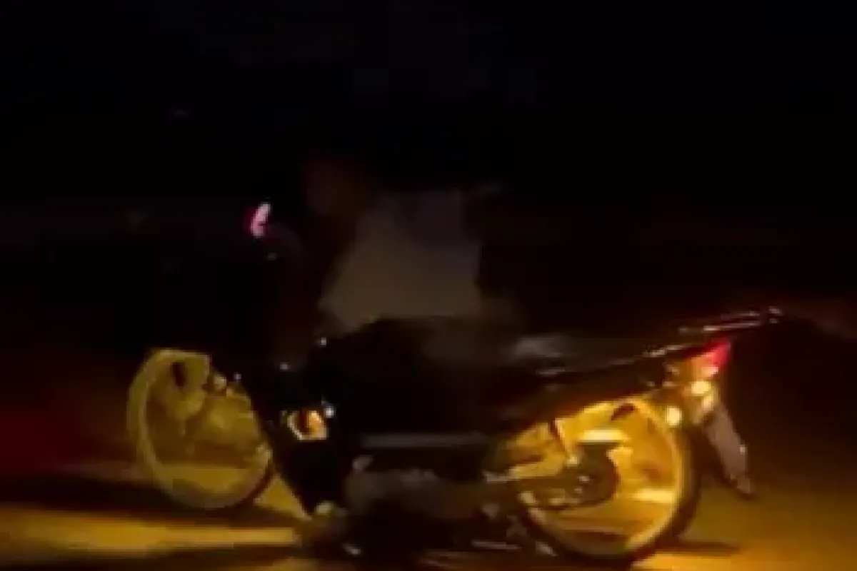 Motosikleti yatarak kullandı, tehlikeli anlar kamerada
