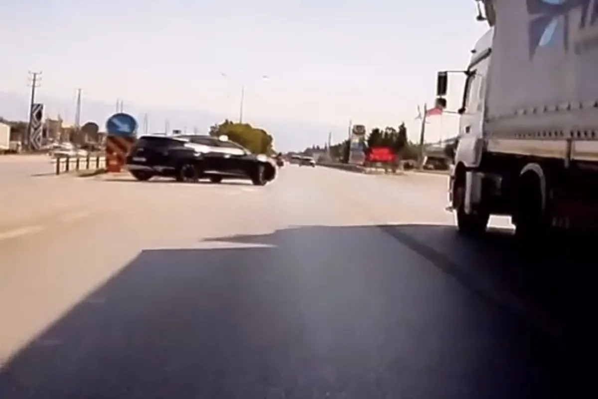Kırmızı ışık ihlali yapan cipe motosiklet çarptı: Ölümden döndü