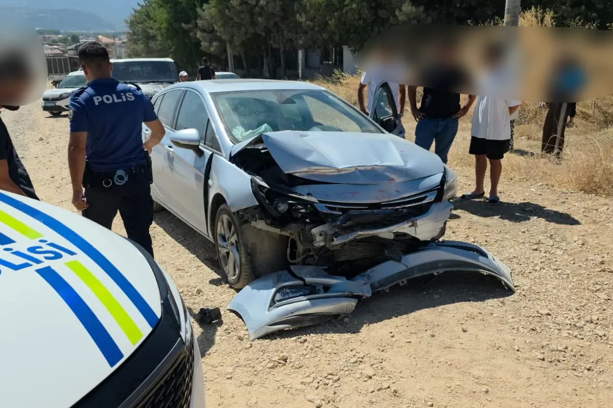 İnegöl’de Kafa Kafaya Kaza! 2 Kişi Hastaneye Kaldırıldı