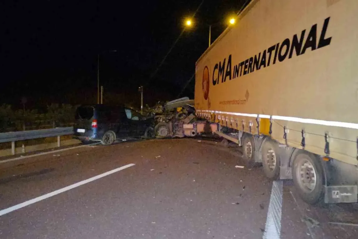 Bursa’da tır ile otomobil çarpıştı: 1 ölü, 7 yaralı